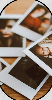 Masaya saçılmış polaroid fotoğraflar