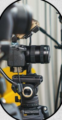 Stüdyoda tripod üzerinde sinema kamerası