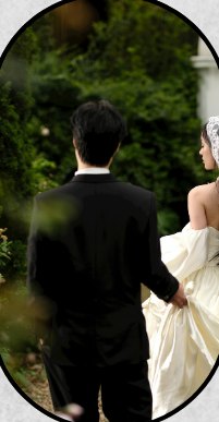 Bahçede yürüyen gelin ve damat